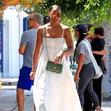 Während der extremen Hitze in Los Angeles versucht Kelly Rowland sich im sommerlichen Kleid kühl zu halten. Ihr weißes Maxikleid ist luftig und hat dünne Träger. Um weniger zu schwitzen, hat sie ihre Haare in einen Dutt gebunden. Mit grünfarbenen Schuhen und Tasche spaziert sie durch die Straßen der Metropole. 