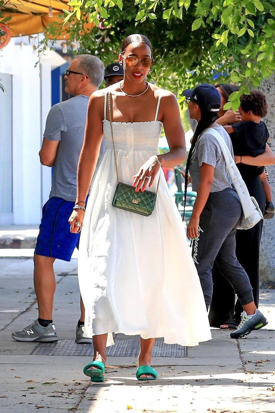 Während der extremen Hitze in Los Angeles versucht Kelly Rowland sich im sommerlichen Kleid kühl zu halten. Ihr weißes Maxikleid ist luftig und hat dünne Träger. Um weniger zu schwitzen, hat sie ihre Haare in einen Dutt gebunden. Mit grünfarbenen Schuhen und Tasche spaziert sie durch die Straßen der Metropole. Während der extremen Hitze in Los Angeles versucht Kelly Rowland sich im sommerlichen Kleid kühl zu halten. Ihr weißes Maxikleid ist luftig und hat dünne Träger. Um weniger zu schwitzen, hat sie ihre Haare in einen Dutt gebunden. Mit grünfarbenen Schuhen und Tasche spaziert sie durch die Straßen der Metropole.