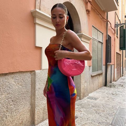 Ann-Kathrin Götze ist bekannt für ihren Style – teure Luxusartikel sind dabei immer wieder fest Bestandteile ihrer Outfits. Doch auch wenn ihr neusten Outfit nach Designer-Look aussieht, kann man ihr Kleid für weniger als 25 Euro nachshoppen. Das knallige Tube-Dress ist nämlich von Zara und kostet nur 23 Euro. Bei den Accessroise hinwegen muss man etwas tiefer in die Tasche greifen. Ihre Tasche und Schuhe sind Louis Vuitton.