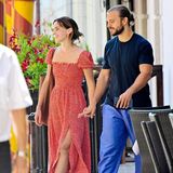 Über diese Liebe wurde schon viel gemunkelt und obwohl Emma Watson nicht viel über ihr Privatleben verrät, sprechen diese Fotos Bände! Händchen haltend läuft sie mit Brandon Green, dem Sohn von Skandal-Mogul Sir Philip Green, durch Venedig. Sie trägt ein geblümtes Kleid mit Puffärmeln und Beinschlitz, er setzt auf ein schwarzes Shirt und Jeans. 