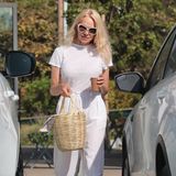 Für ihren Shopping-Trip mit anschließendem Kaffee wählt Pamela Anderson einen sommerlichen All-White-Look, der nicht nur bequem, sondern auch elegant ist. Weißes Shirt, weiße Leinen-Culottes, Korbtasche – fertig ist der lässige Sommerstyle. Doch beim zweiten Hinschauen offenbart sich eine Modesünde, die allerdings sündhaft teuer ist.