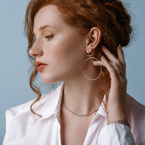 Rohaarige Frau mit Schmuck-Trends 2022