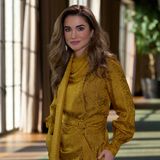 Was für ein Look! Zum 52. Geburtstag der jordanischen Königin Rania am 31. August veröffentlicht der Palast neue Portraitfotos – und was für welche! In einem senffarben Set blickt sie selbstbewusst in die Kamera. Der leicht schimmernde Stoff des Outfits begeistert durch ein Paisleymuster. Doch auch der Schnitt des Sets kann sich sehen lassen. Mit integriertem Gürtel und lässiger Schluppe ist dieser Zweiteiler definitiv etwas Besonderes.