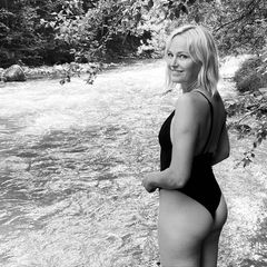 Mit ihren rund 500.000 Instagram-Follower:innen teilt Malin Åkerman diesen Schwarz-Weiß-Rückblick im Badeanzug. Die Schauspielerin steht bis zu den Knien im Wasser und präsentiert lächelnd ihr schöne Kehrseite. Na, wenn das kein Hingucker ist!