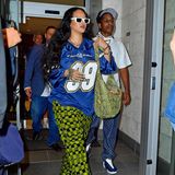Nein, Rihanna kommt weder von einem Basketball-Spiel, noch hat sie gerade wahllos in ihrer Sportschublade gekramt, um sich diesen Look zusammenzustellen. Die Mutter eines Sohnes ist auf dem Weg zum Dinner-Date und trägt feinste Designer-Ware. Unter anderem Clogs aus der Adidas x Gucci Kollaboration und einer Tasche aus der Gucci x Tom Ford Kollaboration. 