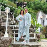 Gemeinsam mit Ehemann Samuel Radlinger besucht Sila Sahin die Hochzeit von Freunden. Für den festlichen Anlass setzt der GZSZ-Star auf ein hellblaues Wickelkleid. Samuel hat sich ein Beispiel an der Farbpalette seiner Frau genommen und setzt ebenfalls auf ein sommerliches Grün-Blau. Was für ein schönes Paar!
