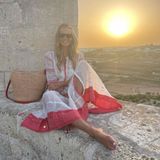 Urlaubsstimmung bei Elle Macpherson! Das Topmodel verbringt gerade ein paar heiße Tage auf Malta und scheint es sich sichtlich gutgehen zu lassen. In einem weiß-roten Sommerkleid strahlt Elle in die Kamera.