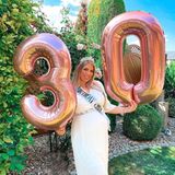 "Ich habe nur dreimal geweint", scherzt Jenny Frankhauser an ihrem Ehrentag. Bei der Feier zu ihrem 30. Geburtstag scheint sie allerdings bei bester Laune zu sein und lässt sich mit pinkfarbenen Luftballons, einer "Birthday Girl"-Schärpe und einer Krone feiern.