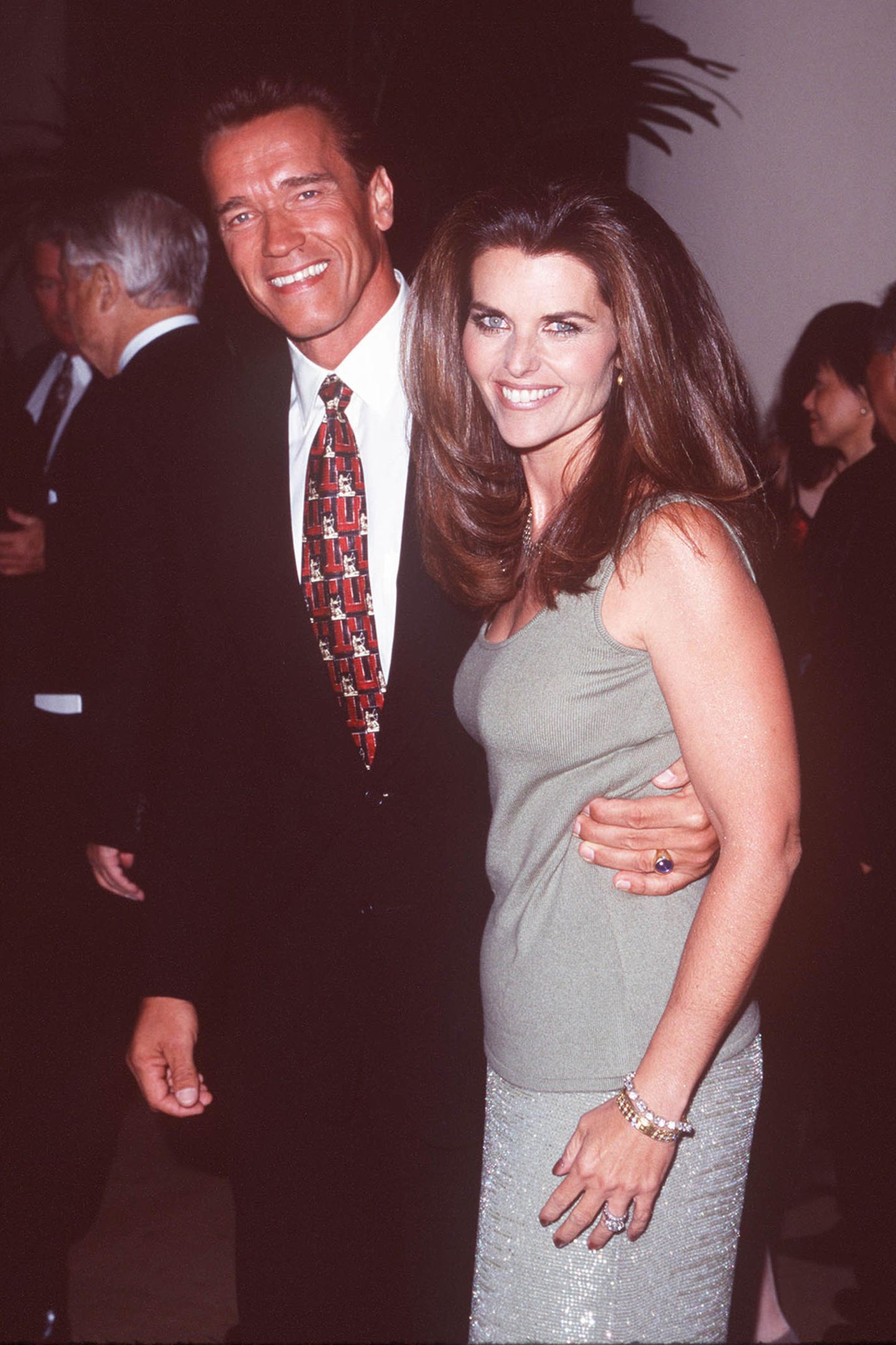 Bezaubernd schön zeigt sich Maria Shriver 1998 an der Seite von Arnold Schwarzenegger beim "Moving Picture Ball American Cinematheque Award" zu Ehren ihres Gatten. Die brünette Beauty fällt vor allem mit ihrer makellosen Haut, dem vollen Haar und ihrem strahlenden Lachen auf. 24 Jahre später ist ihre natürliche Schönheit mehr und mehr diversen Beauty-Eingriffen zum Opfer gefallen.