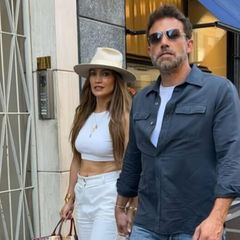 Nur wenige Tage nach der Hochzeit geht es für Jennifer Lopez und Ben Affleck nach Mailand. Auch beim Shoppingausflug bleibt die Sängerin ihrem weißten Brautlook treu und setzt auf ein sportliches Crop-Top, eine weite Stoffhose und einen farblich passenden Hut. 