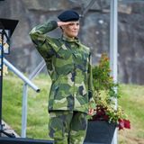 Während sich Prinzessin Victoria am Tag zuvor noch in einem lavendelfarbenen Kleid zeigte, trägt sie bereits 24 Stunden später beim Besuch in Göteburg eine Militär-Uniform, ein dunkelblaues Barett und derbe Boots. Ihre Haarpracht hat die Prinzessin zu einem strengen Dutt gebunden und trägt – bis auf zarte goldfarbene Creolen – auch keinen Schmuck.