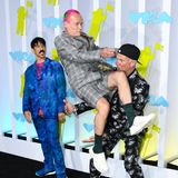 Anthony Kiedis, Flea und Chad Smith von den Red Hot Chili Peppers sorgen nicht nur mit ihren kleinen Stunts für Spaß auf dem Red Carpet, sondern alle drei auch mit ihren auffällig gemusterten Anzügen.