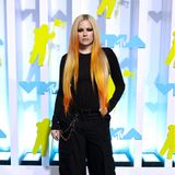 Avril Lavigne gibt sich im schwarzen Hosen-Look nicht gerade besonders glamourös, ihre Haare leuchten dafür umso feuriger.