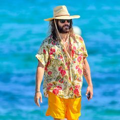 Na, wenn das nicht nach Ferien aussieht. Jared Leto genießt gerade eine Auszeit an der französischen Riviera und passt das Outfit an seine Urlaubsstimmung an. Im lockeren Hemd mit Blumenprint und leuchtender Shorts verbringt der Schauspieler den Tag im "Club 55" an der Côte d’Azur. Der Hut schützt ihn vor der Sonne, die Badelatschen von Gucci bringen noch mehr Farbe ins Outfit und was wäre so ein sommerlicher Look ohne Sonnenbrille?