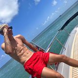Auf einem Bootsausflug präsentiert Romeo Beckham gut gelaunt seinen durchtrainierten Bauch und teilt das Bild mit seinen rund 3.5 Millionen Follower:innen auf Instagram. Der 19-Jährige scheint nicht nur regelmäßig Fußball zu spielen, sondern arbeitet offensichtlich auch hart an seinem Sixpack.