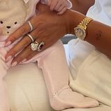 Georgina Rodriguez streichelt liebevoll den Bauch ihrer Tochter Bella Esmeralda. Diesen schönen Moment hält die Frau von Cristiano Ronaldo fotografisch fest, postet das Bild auf Instagram. Mit dem süßen Schnappschuss offenbart sie auch gleich ihr neues Tattoo mit der Liebesbotschaft "C <3 G".