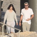 Im Frühling dieses Jahres zeigt sich Leonardo DiCaprio mit Freundin Camila Morrone beim Spaziergang durch Malibu in einem weißen Shirt und lässiger Shorts. Hier zeichnet sich beim Schauspieler noch ein kleines Wohlfühl-Bäuchlein ab. Für seine Rolle in "Don't Look Up" hatte der Schauspieler fast zehn Kilogramm zugenommen. 