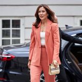 Bei der Preisverleihung des Nationalen Bildungspreis 2022 in Kopenhagen vereint Prinzessin Mary mit dem lachsfarbenen Anzug von Scanlan Theodore Eleganz und Business-Style aufs Schönste. Und ganz ähnliche Looks haben wir auch schon bei einer anderen royalen Fashionista bewundern können.