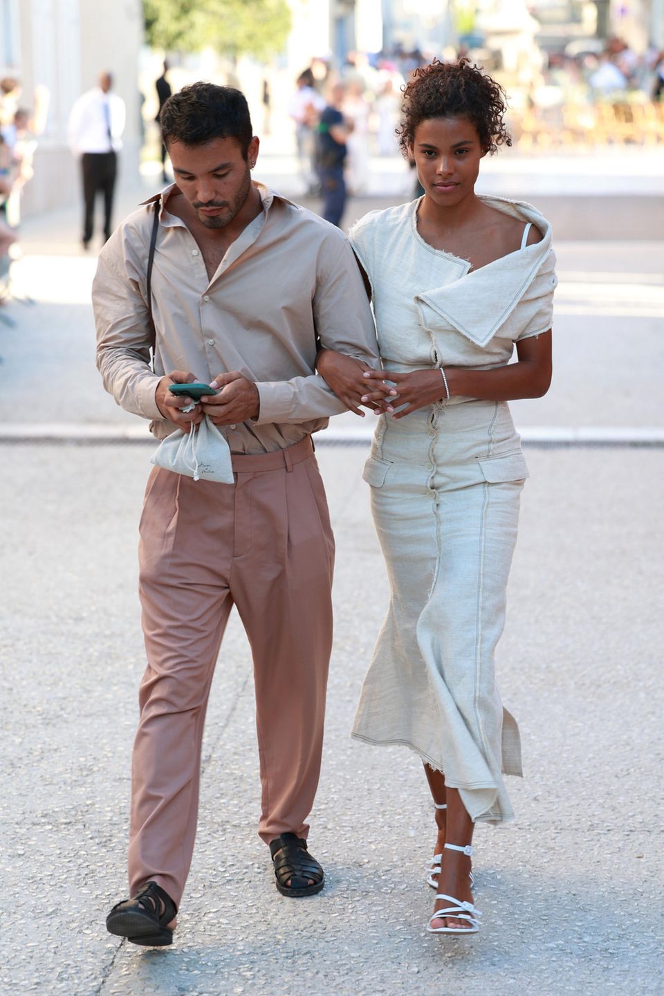 Victor Santiago und Tina Kunakey auf dem Weg zur Hochzeitslocation.