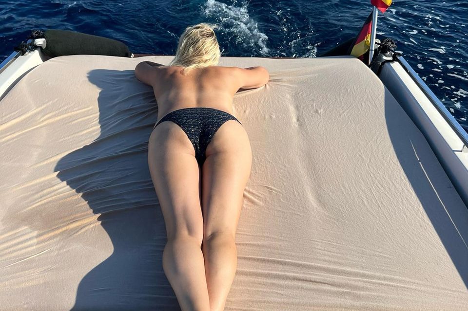 "Heute einfach nochmal abhängen", schreibt Janine Kunze auf Instagram unter diesen Bikini-Schnappschuss. Die Moderatorin nimmt sich eine Auszeit auf Ibiza und genießt auf einem Bootsausflug die Sonnenstrahlen. Dabei im Fokus: ihre Kehrseite, die natürlich auch gebräunt werden muss.