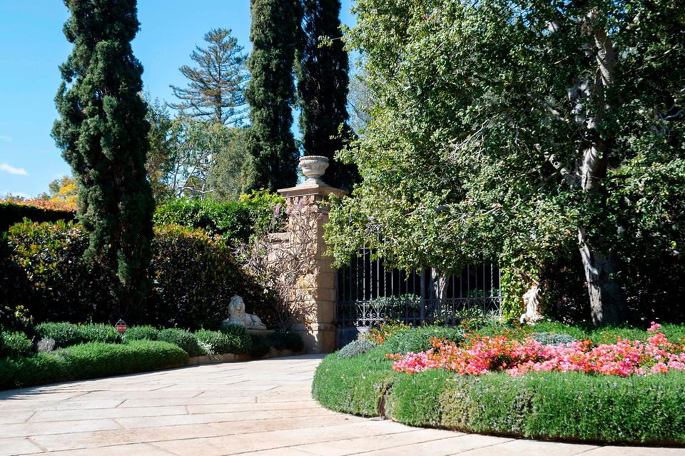 Blick auf das Eingangstor von Prinz Harrys und Herzogin Meghans Anwesen in Montecito, Kalifornien.
