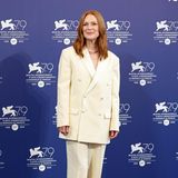 Im eierschalenfarbenen Anzug im Oversize-Schnitt mit weißem Revers zeigt sich Julianne Moore beim Fotocall der Filmfestspiele in Venedig. Sie trägt farblich abgestimmte Heels und eine auffällige Goldkette.