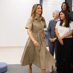 Sportlich, lässig und dennoch elegant: Königin Ranias Hemdblusenkleid in einem sanften Khaki-Ton ist wohl das textil-gewordene Allround-Piece, das wir uns alle im Schrank wünschen. Der Safari-Stil des Kleides wirkt sportlich, während die goldfarbenen Details dem Kleid von Céline einen eleganten Twist geben. 
