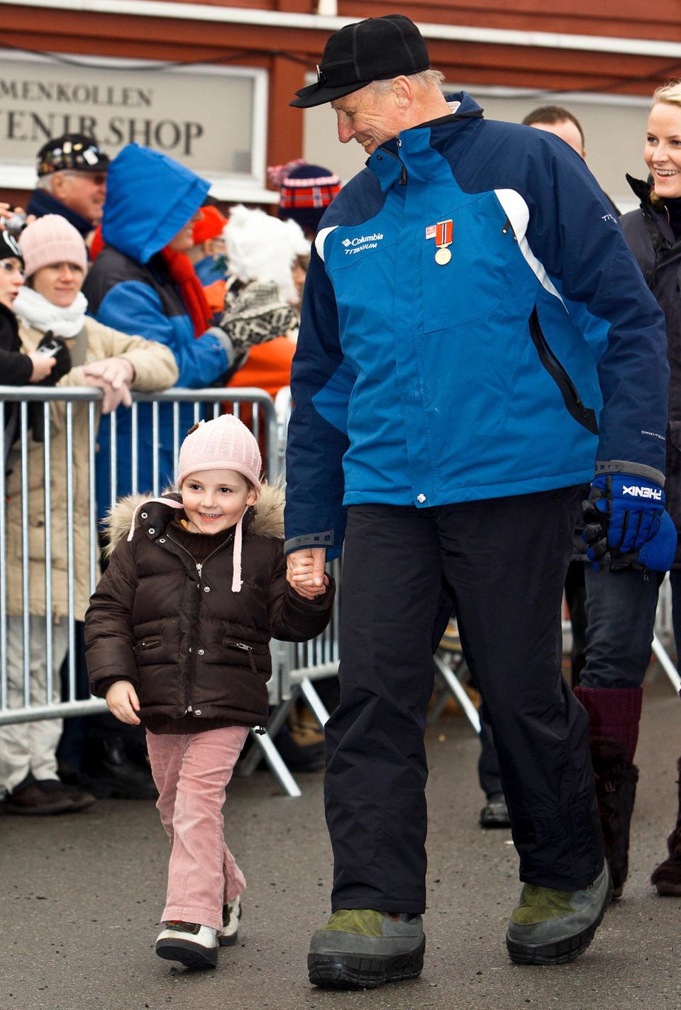 König Harald besuchte mit seiner damals 4-jährigen Enkeltochter Prinzessin Ingrid Alexandra den Holmenkollen FIS Weltcup Ski Nordisch in Oslo am 9. März 2008.