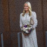 Es ist der erste offizielle Auftritt, nachdem der norwegische Hof am 20. August Mette-Marits Corona-Erkrankung bekannt gegeben hatte: Die 49-Jährige ist auf einem Termin in Lillestrøm und sieht erholt aus. Mette-Marit trägt ein hochgeschlossenes Midi-Kleid mit Blumen-Print. Beigefarbene Pumps und eine farblich abgestimmte Clutch komplettieren den Look. 