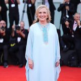 Überraschungsbesuch auf dem roten Teppich: Hillary Clinton nimmt ebenfalls an der Eröffnungsfeier der Filmfestspiele in Venedig teil. In ihrem türkisen Kaftan und den flachen weißen Ballerinas scheint die ehemalige US-Präsidentschaftskandidatin ihren Auftritt zu genießen.
