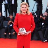 In Rot und Saint Laurent sorgt Grande Dame Catherine Deneuve in Venedig für eine Extraportion Klasse und Eleganz. 