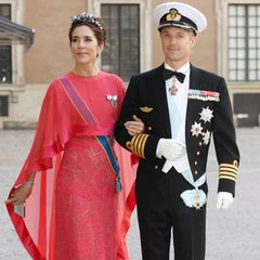 Im Jahr 2013, zur Hochzeit von Prinzessin Madeleine, hat Prinzessin Mary das Colette-Dinnigan-Kleid noch bodenlang und mit semitransparentem Cape getragen. Obwohl die lange Version ebenfalls Glamour pur ist, wirkt die kürzere Variante deutlich moderner. 