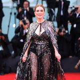 Jurypräsidentin Julianne Moore gibt dem Begriff strahlender Star ein passendes Outfit. Die 61-Jährige bezaubert im transparenten Paillettenkleid von Valentino und mit schimmernden Ohrringen. 