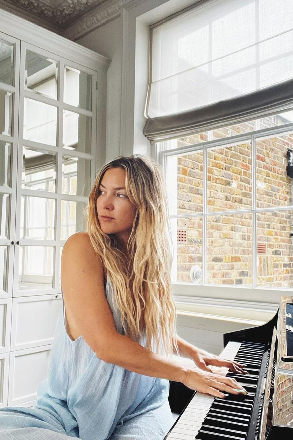 Kate Hudson begeistert ihre 15.6 Millionen Instagram Follower:innen mit einem natürlich schönen Bild, das sie an einem Klavier sitzend zeigt. Ungeschminkt genießt sie den ganz besonderen Charme Londons. Die britische Metropole scheint einen beruhigenden Effekt auf die Dreifach-Mami zu haben. Sie sieht entspannt, relaxt und happy aus.