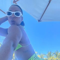 Kelly Rowland leuchtet in einem neongelben Bikini-Set. Aber nicht nur die Farbe ist auffällig, auch die Fransen ihres Bikinis sind am Strand ein stylischer Hingucker. Und als wäre ihr Bikini nicht schon exzentrisch genug, setzt die Sänger zusätzlich noch auf eine weiße Sonnenbrille.