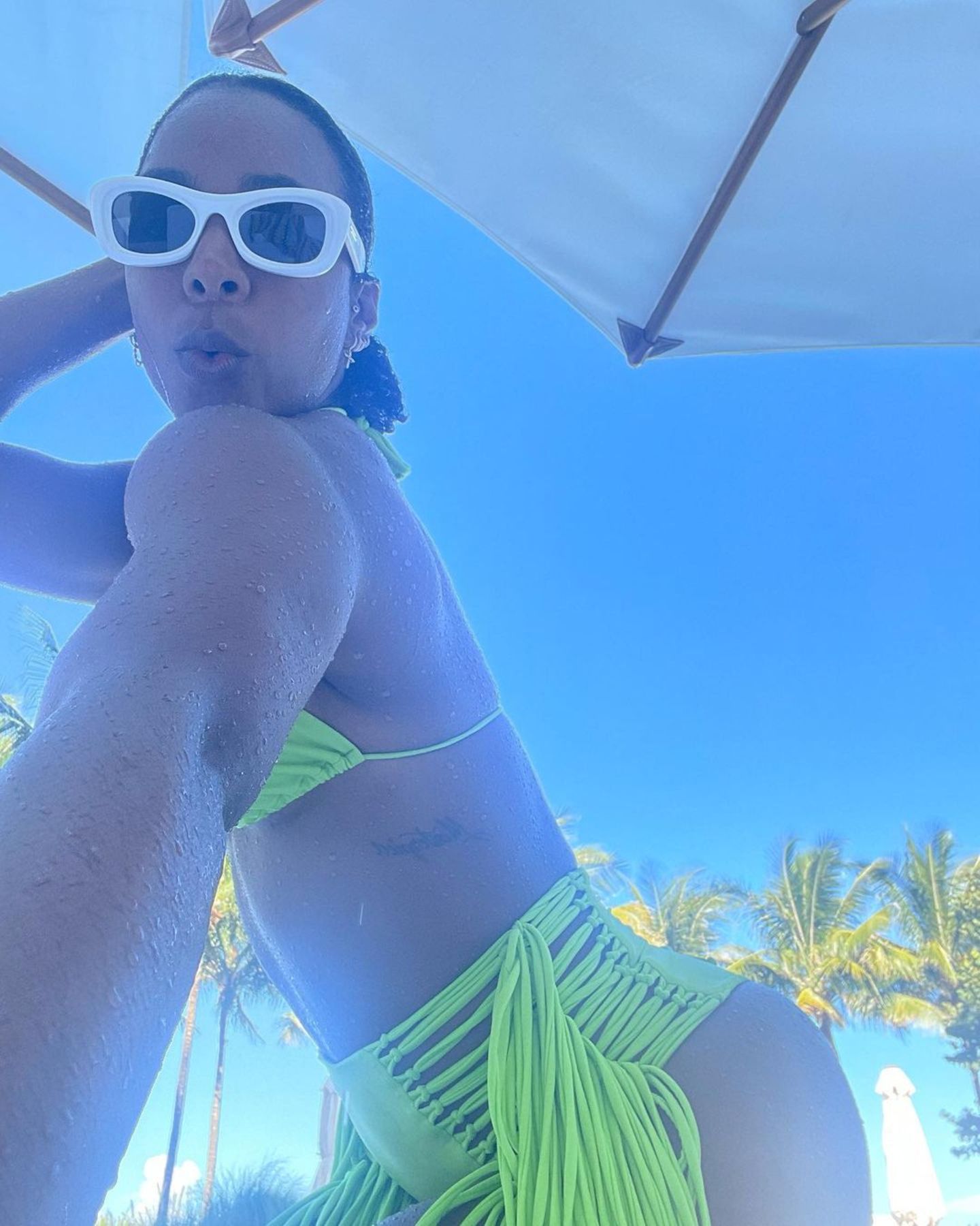 Kelly Rowland leuchtet in einem neongelben Bikini-Set. Aber nicht nur die Farbe ist auffällig, auch die Fransen ihres Bikinis sind am Strand ein stylischer Hingucker. Und als wäre ihr Bikini nicht schon exzentrisch genug, setzt die Sänger zusätzlich noch auf eine weiße Sonnenbrille.