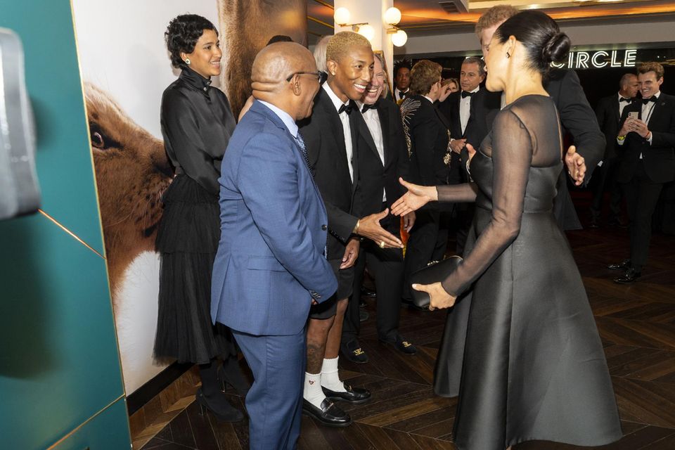 Herzogin Meghan und Prinz Harry treffen bei der Premiere von "König der Löwen" 2019 auf Pharrell Williams und Lebohang Morake