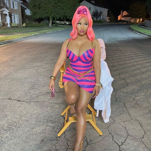 Nullachtfünfzehn-Looks kommen für Nicki Minaj nicht in Frage. Knallige Haarfarben und Outfits sind ihr Markenzeichen. Beim Dreh des neuen Musikvideos ist sie ganz in ihrem Element. In diesem gestreiften Kleid aus einem lateähnlichen Material sieht sie fast aus wie eine Puppe. Die Neonfarben sind so grell, dass Nicki auch in der leichten Dämmerung noch gut zu erkennen ist. 