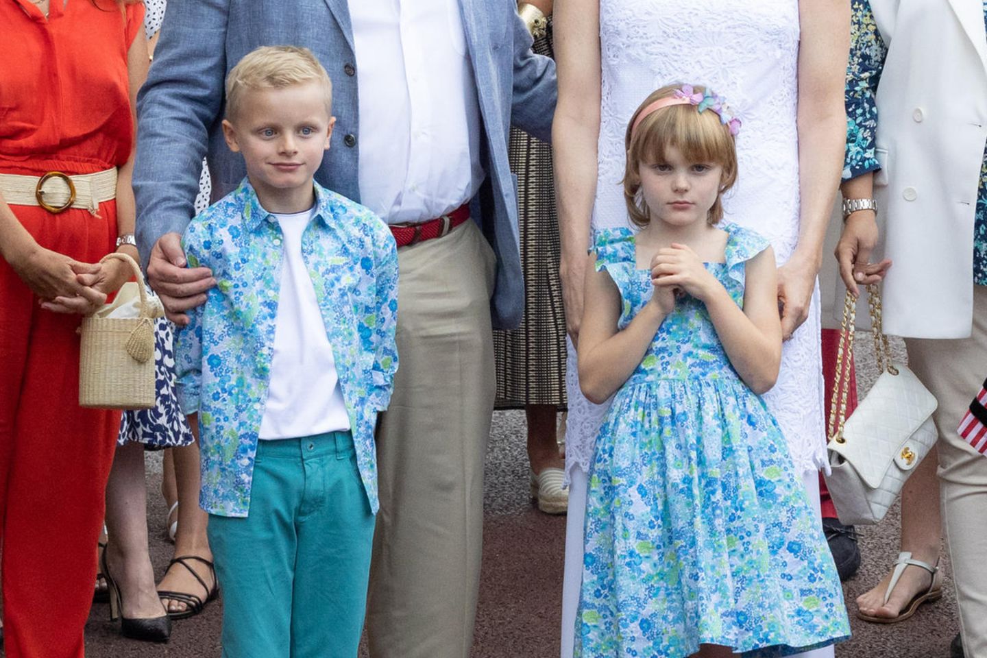 Bei einem Auftritt mit ihren Eltern am 3. September 2022 ist von Prinz Jacques' und Prinzessin Gabriellas haarigen Lücken nichts mehr zu sehen.