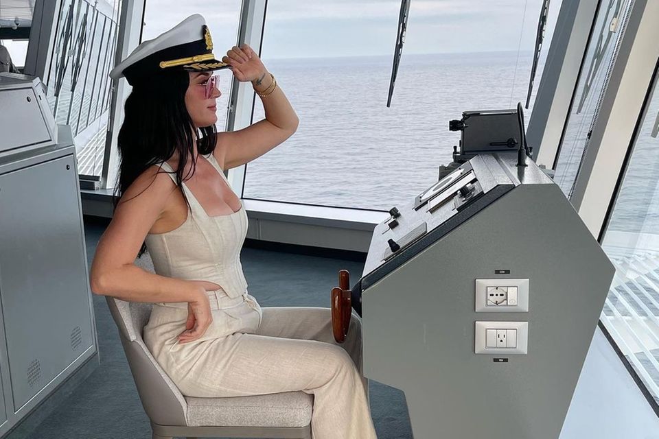 Katy Perry mit Kapitänsmütze