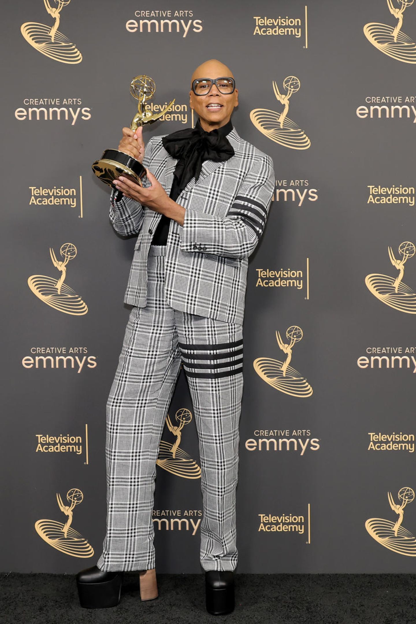 Ru Paul konnte bei den Primetime Creative Arts Emmy Awards abräumen und gewinnt den Preis als herausragender Gastgeber für seine Show "RuPaul's Drag Race". Auf dem Black Carpet geht sein grau-schwarzer Karo-Look leider etwas unter, da helfen seine Stiefel mit XL-Absatz leider auch nicht. 