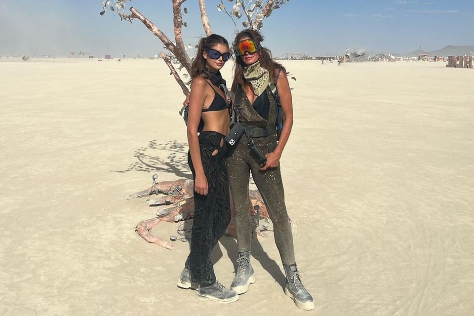 Kaia Gerber feiert ihren 21. Geburtstag mit ihrer Mutter Cindy Crawford beim Burning Man Festival in Nevada. 