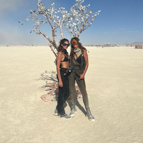 Kaia Gerber feiert ihren 21. Geburtstag mit ihrer Mutter Cindy Crawford beim Burning Man Festival in Nevada. 