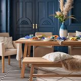 Ohne den perfekten Tisch wäre ein Esszimmer wohl nicht das Gleiche. Das massive Holz und die erdigen Elemente wirken rustikal und elegant zugleich. Von Leinen über Fake Fur bis hin zu Strukturstoff – es ist von allem etwas dabei.