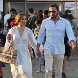 Lässig und elegant gleichzeitig! Jennifer Lopez kombiniert bei ihrem Spaziergang durch Miami ein fließendes weißes Kleid mit einer Strandtasche von Dior sowie lässigen Slippern von Adidas. Bei ihrem Ausflug wird sie von ihrem Ehemann Ben Affleck begleitet sowie ihren beiden Kindern. 