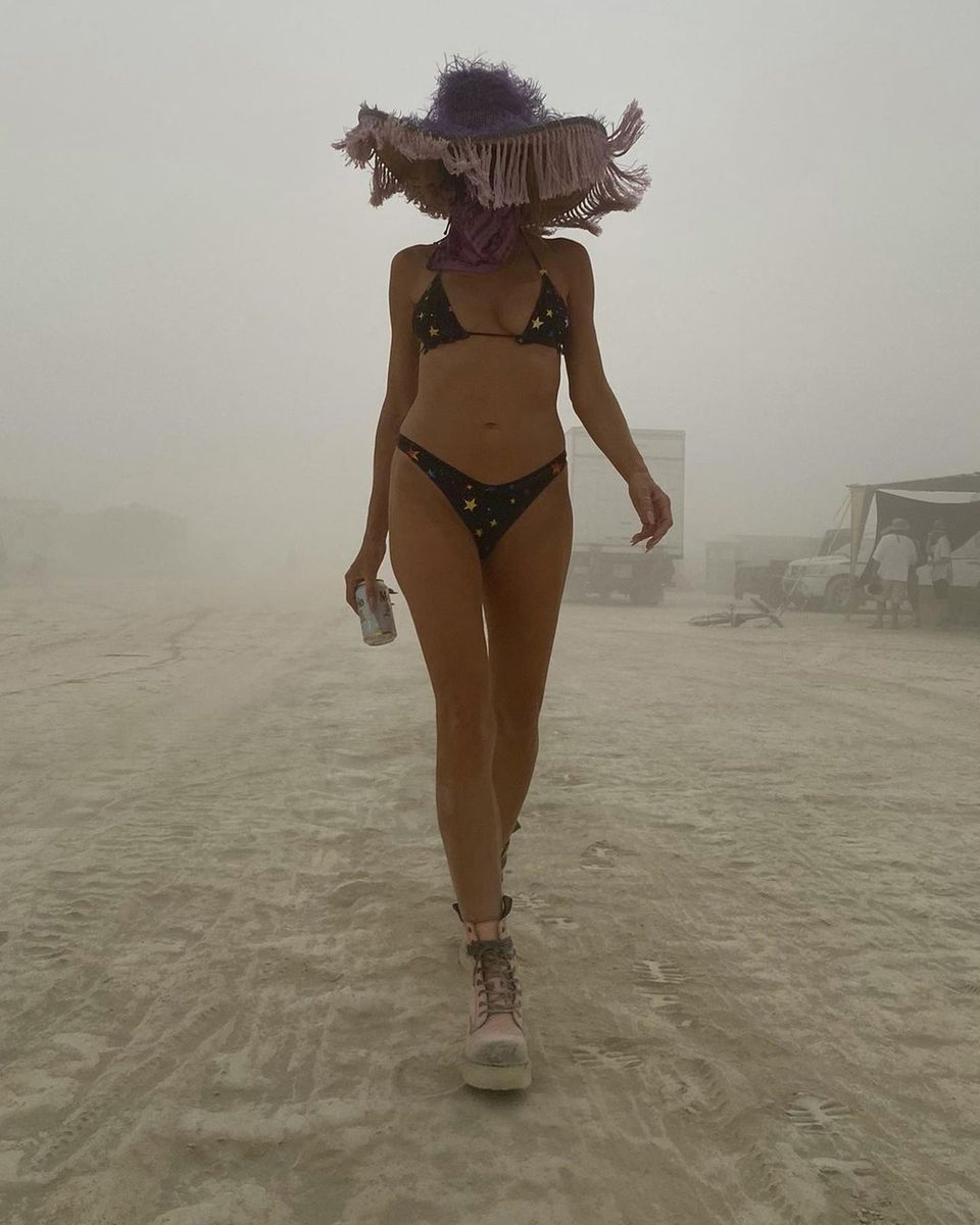 Auf dem "Burning Man"-Festival scheint Heidi Klum sich meistens nur im Bikini herumzutreiben. Zu einer Version mit Sternenprint stylt sie einem Sonnenhut mit extravaganten Details und derbe Boots. In der Hand ein kühles Getränk – mehr braucht es nicht für den perfekten Festival-Look.