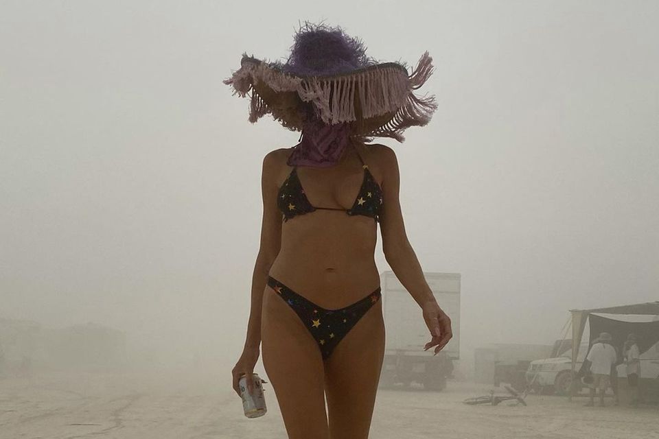 Auf dem "Burning Man"-Festival scheint Heidi Klum sich meistens nur im Bikini herumzutreiben. Zu einer Version mit Sternenprint stylt sie einem Sonnenhut mit extravaganten Details und derbe Boots. In der Hand ein kühles Getränk – mehr braucht es nicht für den perfekten Festival-Look.