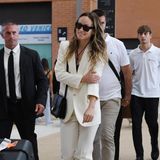 Selbst am Flughafen sieht Olivia Wilde top gestylt aus. Auf dem Weg nach Venedig, anlässlich der 79. Filmfestspiele, steigt Filmregisseurin in einem weißen Anzug aus dem Flieger. Ihre Hose hat sie lässig in ihre Cowboystiefel gesteckt und vervollständigt ihren Look mit einer großen Sonnenbrille. 