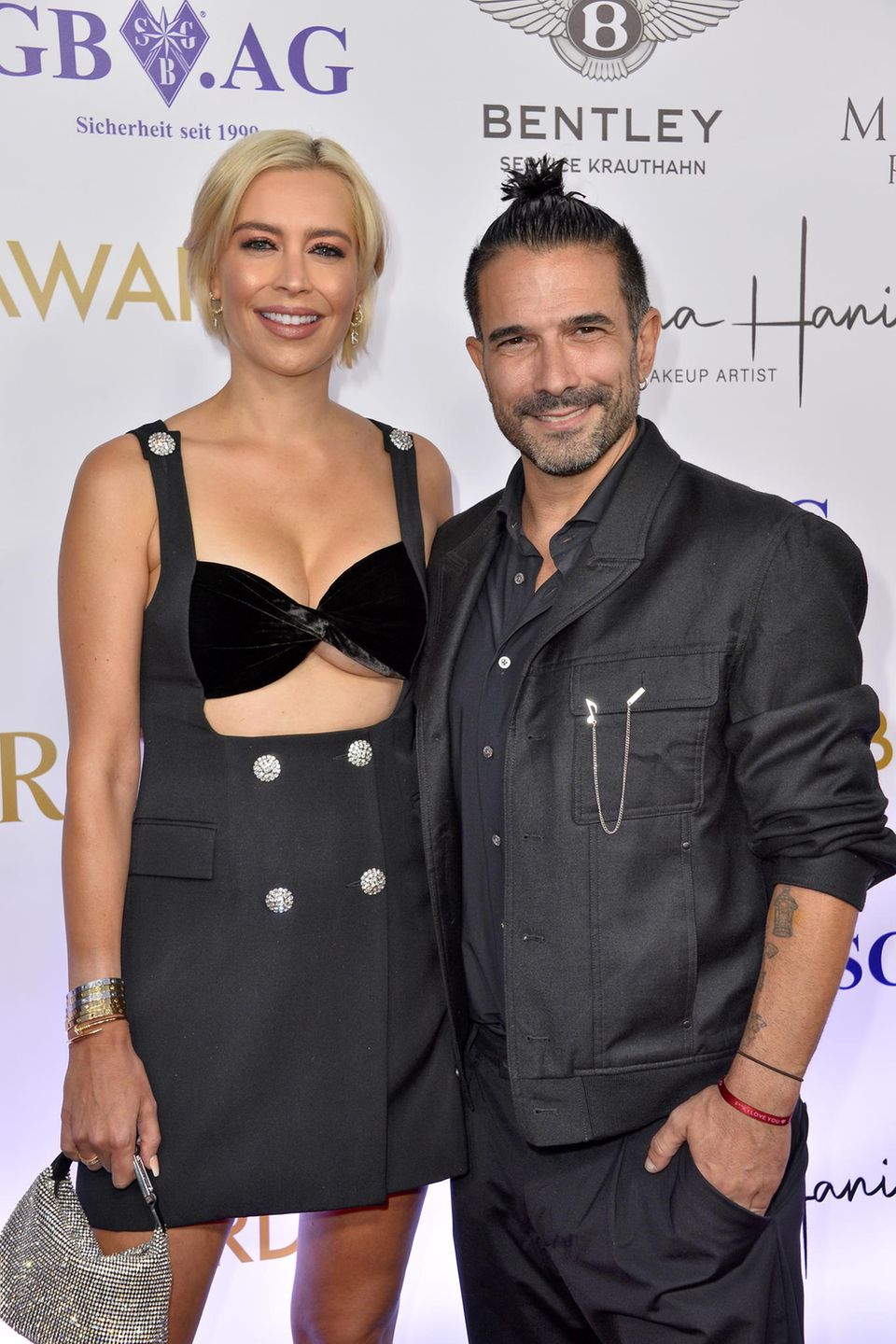 Eng, Glitzer und Cut-Outs: Verena Kerth geht bei den "Box-Oscars" modisch in die Vollen. Sie und Partner Marc Terenzi zeigen sich in einheitlichen All-Black-Looks, wobei Marc seiner Freundin den modischen Vortritt lässt. Er geht den Abend in Sachen Outfit eher schlicht an. Eng, Glitzer und Cut-Outs: Verena Kerth geht bei den "Box-Oscars" modisch in die Vollen. Sie und Partner Marc Terenzi zeigen sich in einheitlichen All-Black-Looks, wobei Marc seiner Freundin den modischen Vortritt lässt. Er geht den Abend in Sachen Outfit eher schlicht an.