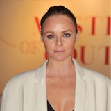 Vor fast genau zehn Jahren besucht Stella McCartney die VIP-Präsentation von "Valentino: Master of Couture" in London. 41 Jahre ist sie damals alt und sieht deutlich frischer aus als heute. Denn: Zehn Jahre später ist von ihrer Natürlichkeit nur noch wenig übrig geblieben...